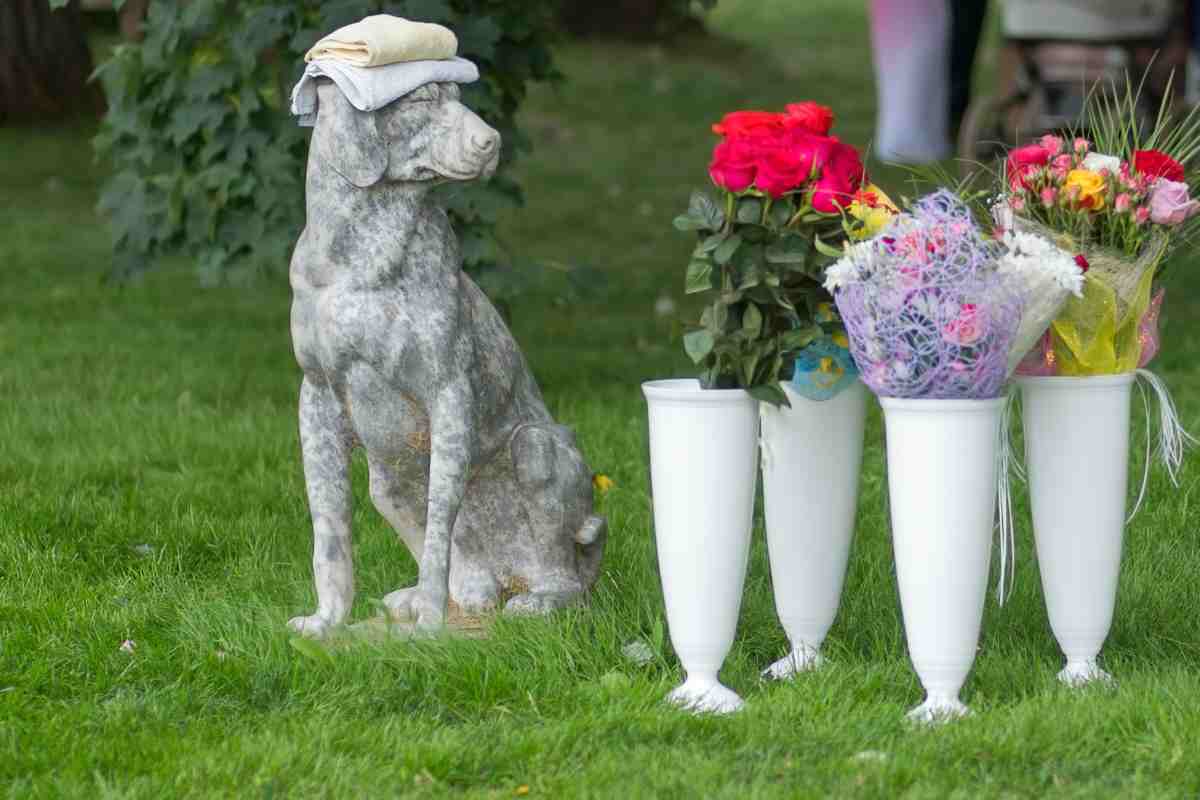 statua di un cane con fiori