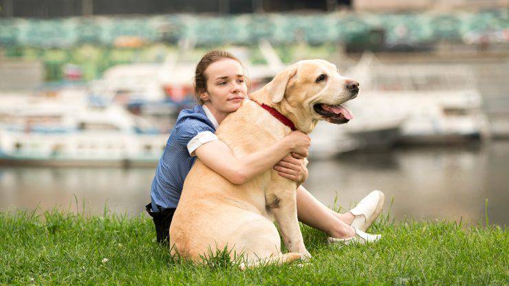 Donna abbraccia il suo cane il quale l'aiuta a combattere lo stress