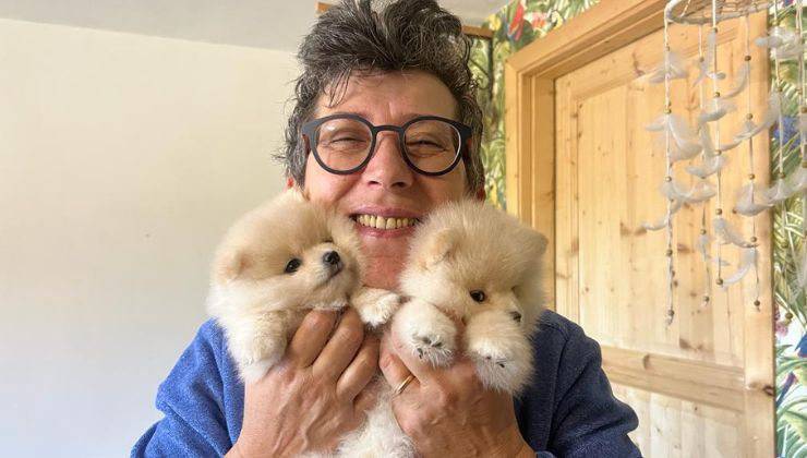 Cristina con due cani