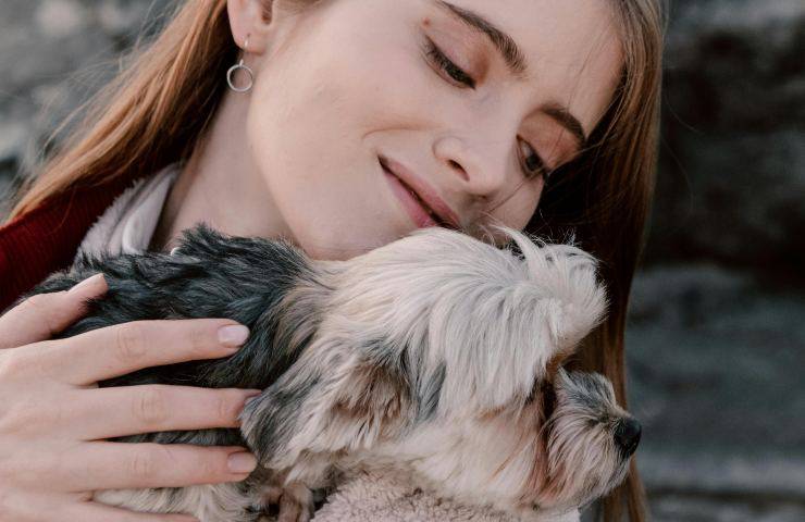 Ragazza abbraccia il suo cane 