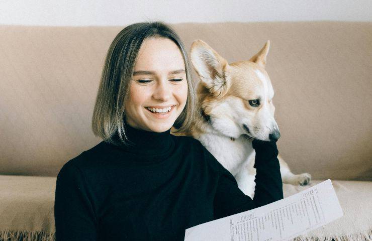 Ragazza con il suo cane 