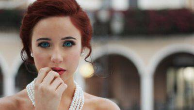 Sposa con capelli rossi e sguardo triste