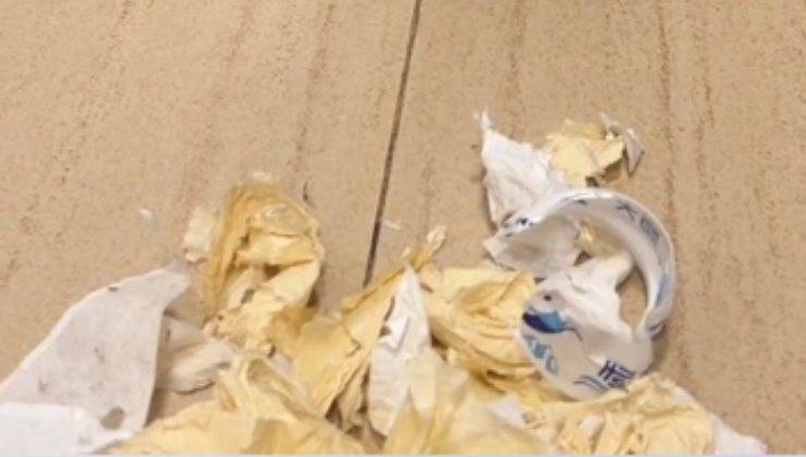 Cartacce sul pavimento