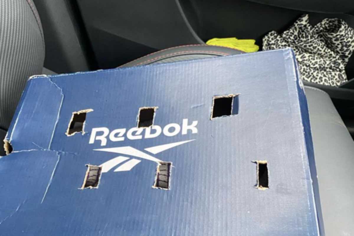 Scatola rebook blu sul sedile di una macchina