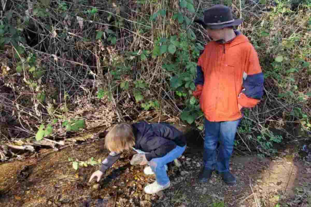 Bambini giocano in giardino