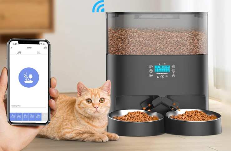 uno smartphone con un gatto vicino a un distributore di cibo