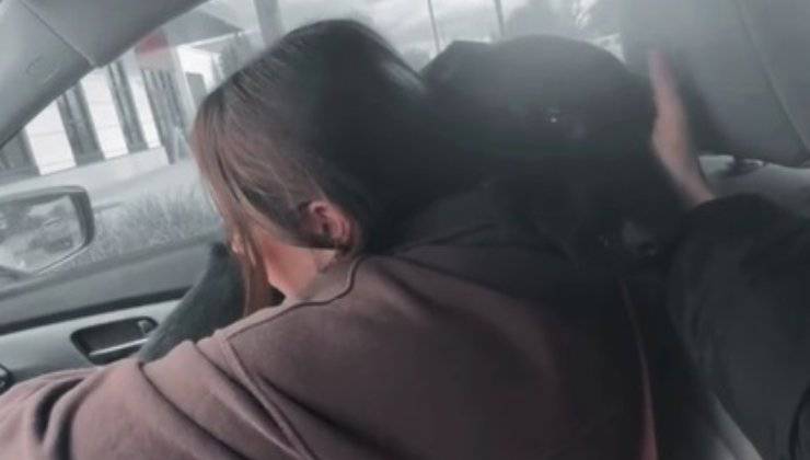 Abbraccio con il cane 