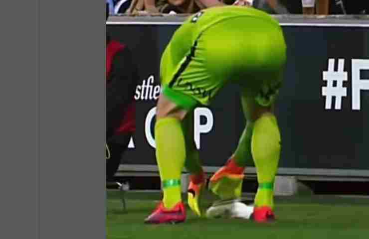 Invasione di campo si trasforma in tragedia, per lui non sembrava esserci alcuna via di scampo, poi il miracolo il portiere salva la vita del gabbiano 