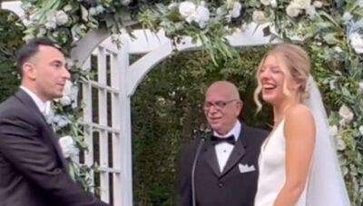 Sposi sull'altare ridono al momento del sì