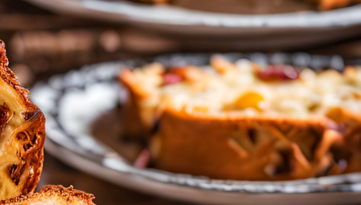 Fetta di panettone sulla tavola