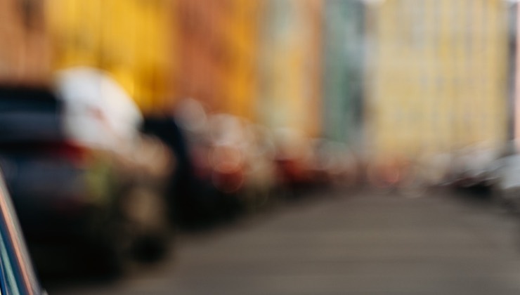 File di auto parcheggiate in città 