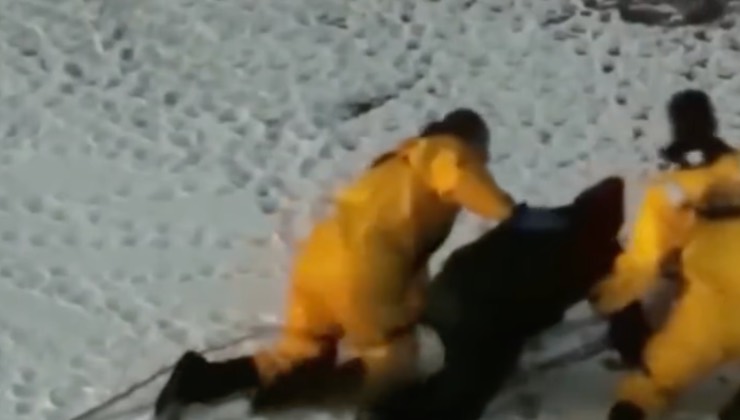 Pompieri trasportano l’uomo lontano dall’acqua ghiacciata 