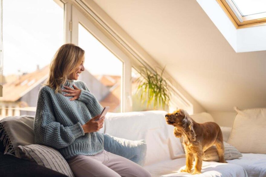 ragazza sul divano con cane che abbaia