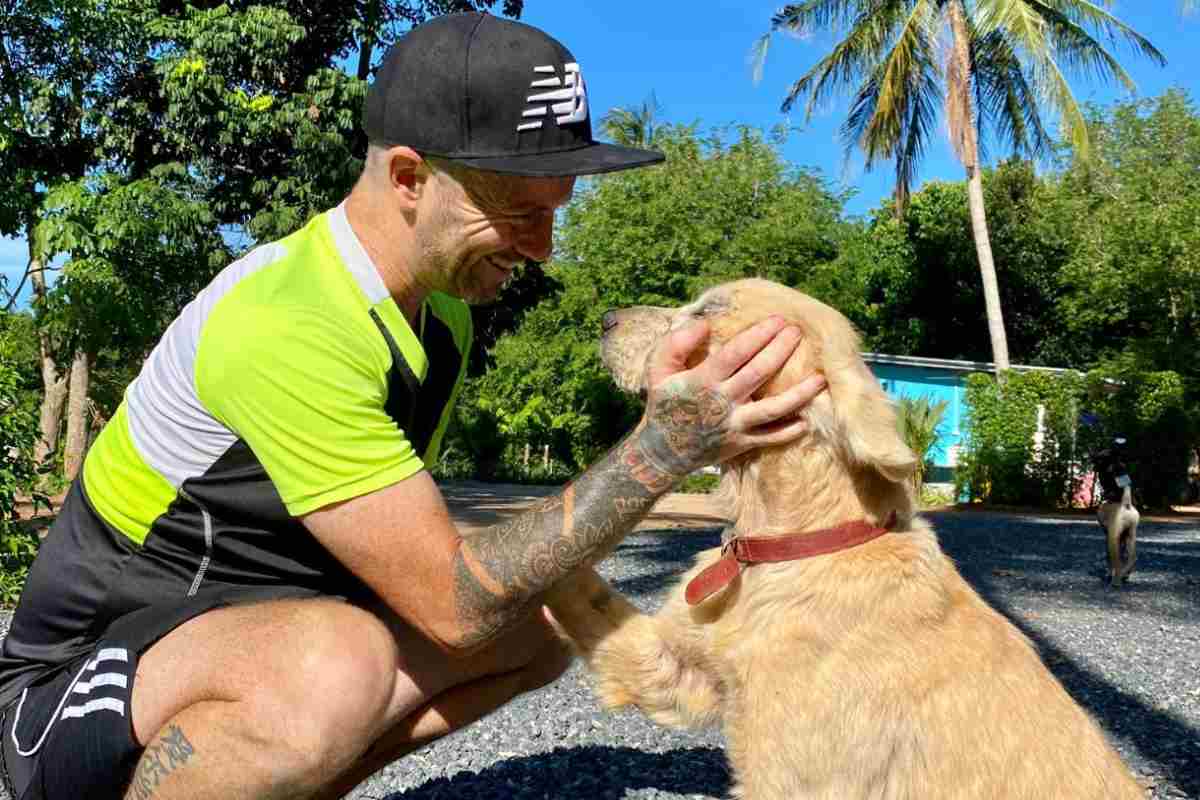 Tina insieme all'uomo che l'ha salvata