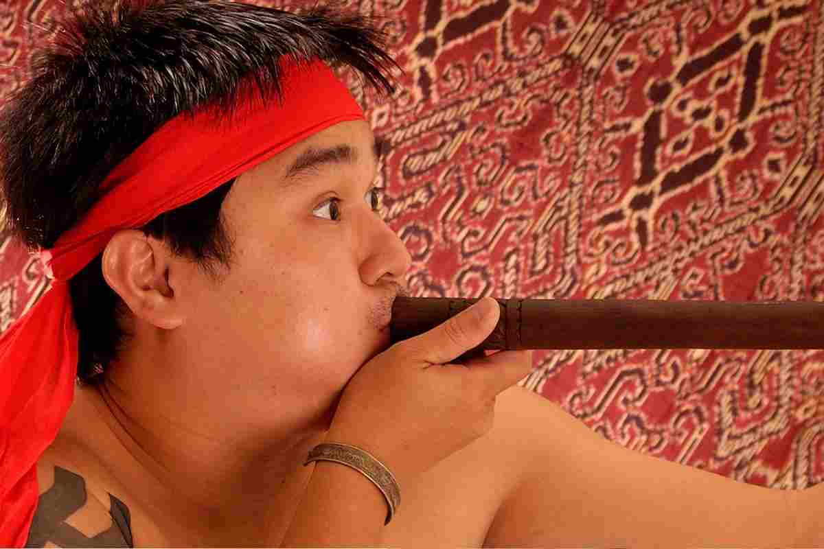 Uomo spara con cerbottana