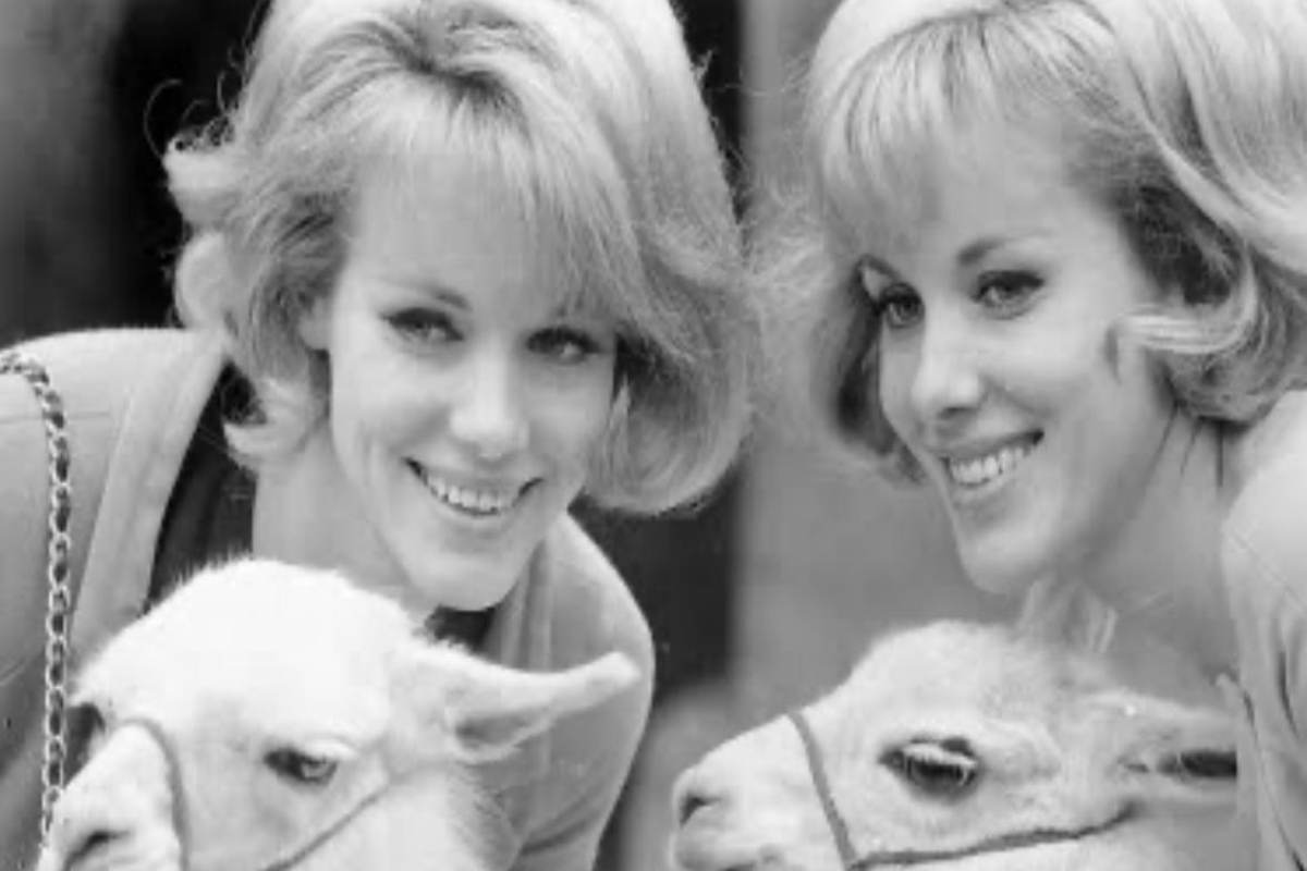  Le gemelle Kessler con due agnellini