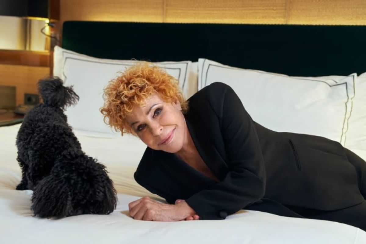 cantante e cane sul letto