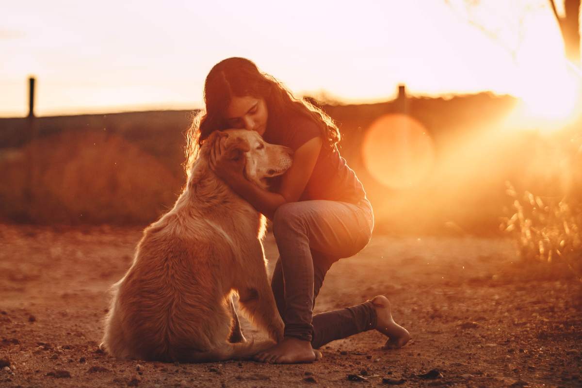 umana con il suo cane nei boschi