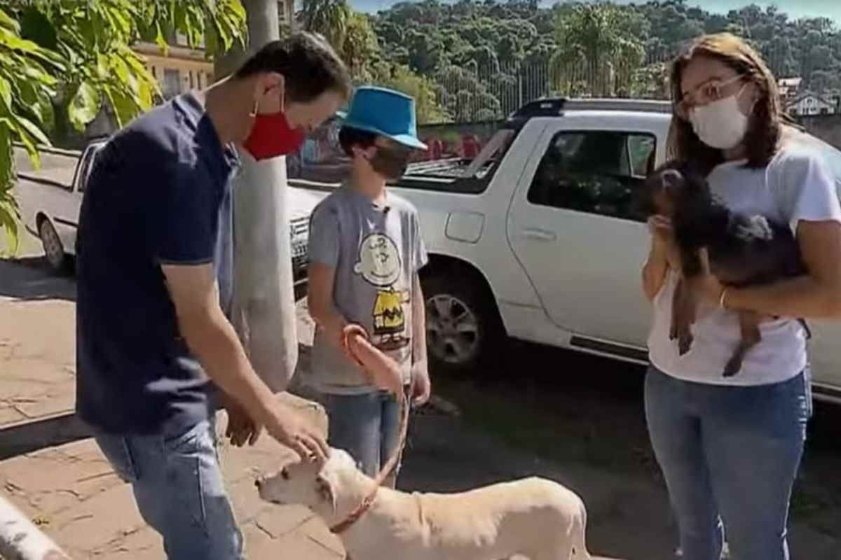 Bimbo e due adulti con un cane