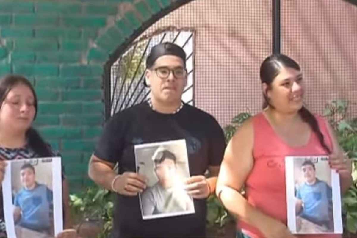 Tre persone con foto di un ragazzo