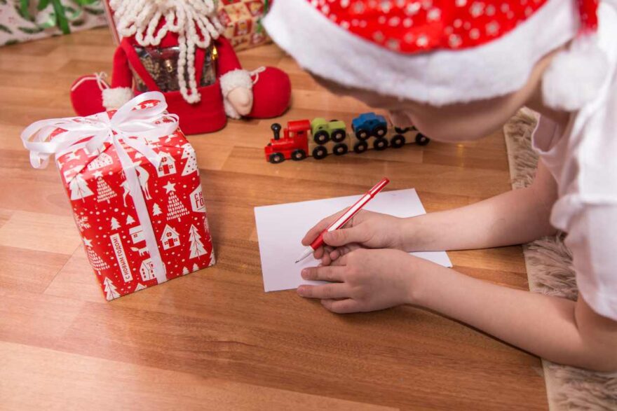 bambino scrive una lettera a Babbo Natale