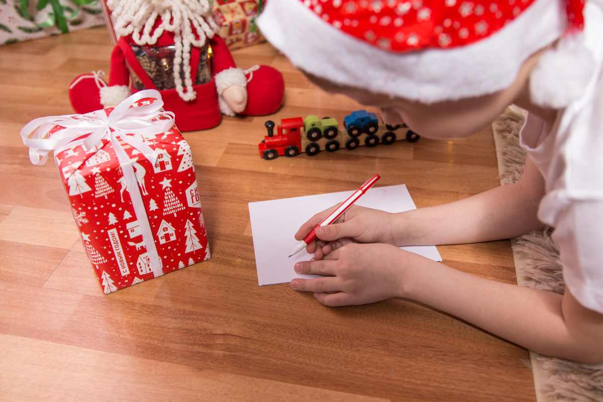 bambino scrive una lettera a Babbo Natale