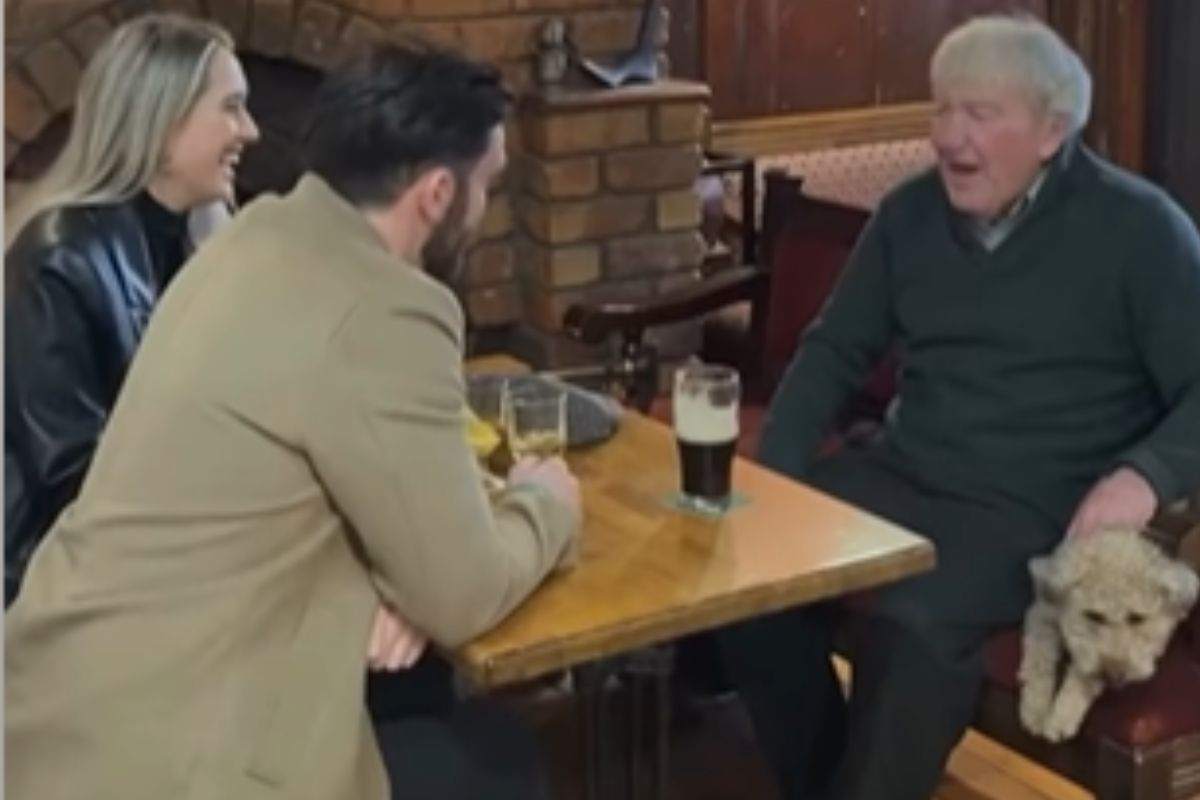 Uomo e padroni del cane