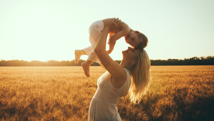 la madre e il bambino di tre anni salvato