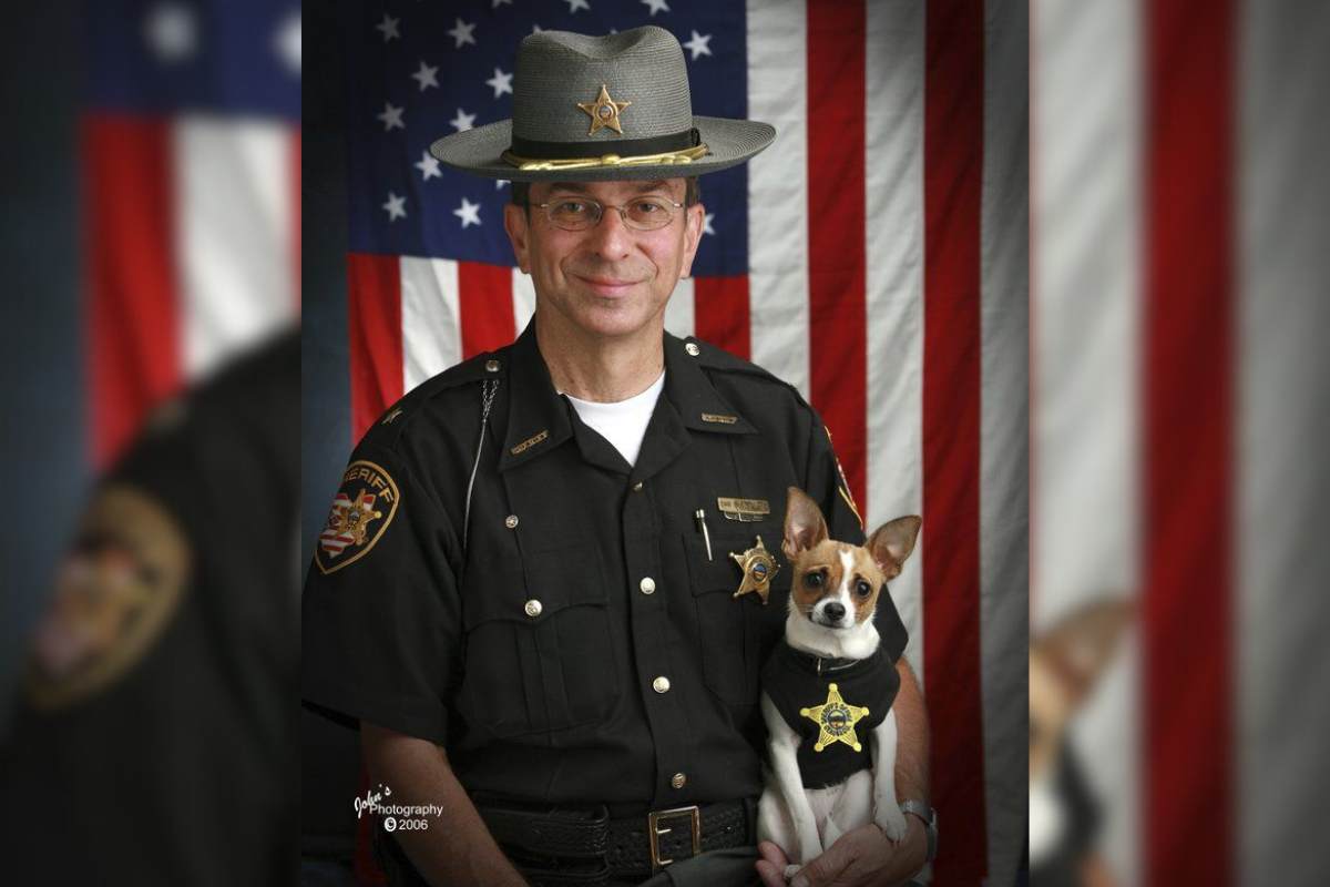 Prima se ne va lui e poi lei: lo sceriffo e la sua cagnolina uniti anche nella morte