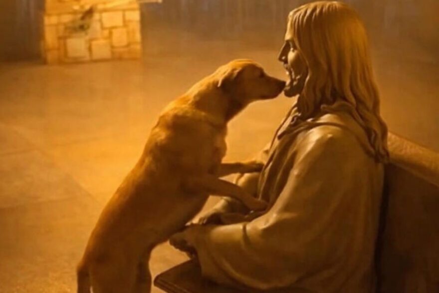 Sotto la pioggia si avvicina a una statua