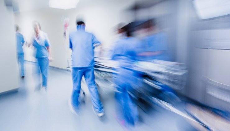 corsa in ospedale per soccorrere l'uomo caduto nel lago