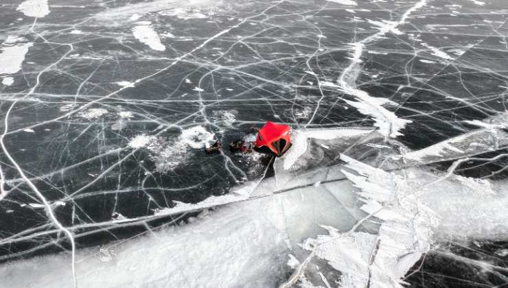 pericoloso lago ghiacciato