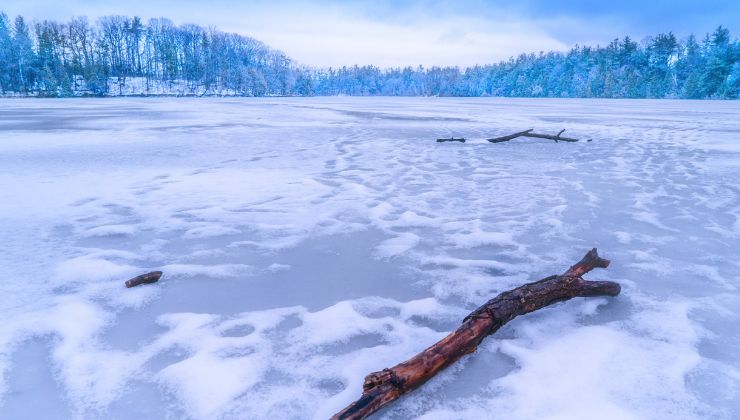 uomo si tuffa nel lago ghiacciato per salvare il cane, resta intrappolato