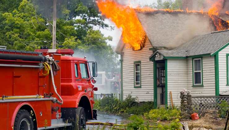 vigili del fuoco impegnati a spengere un incendio
