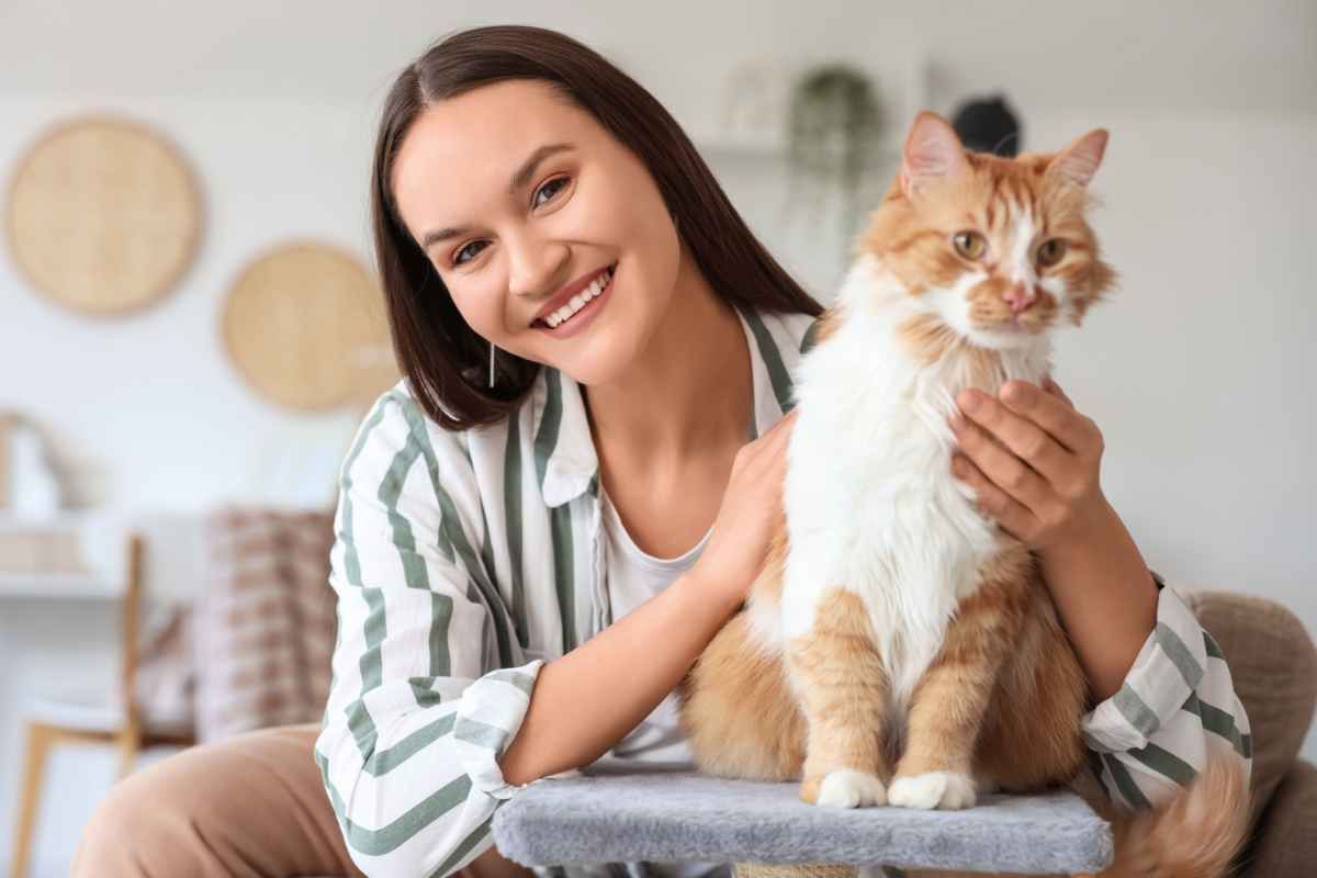 Donna con gatto su tiragraffi 