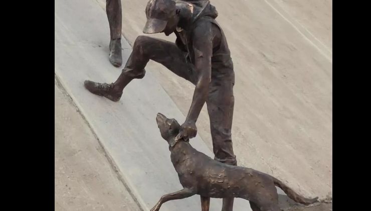 statua in ricordo del salvataggio del cane