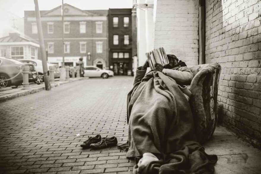 senzatetto in strada