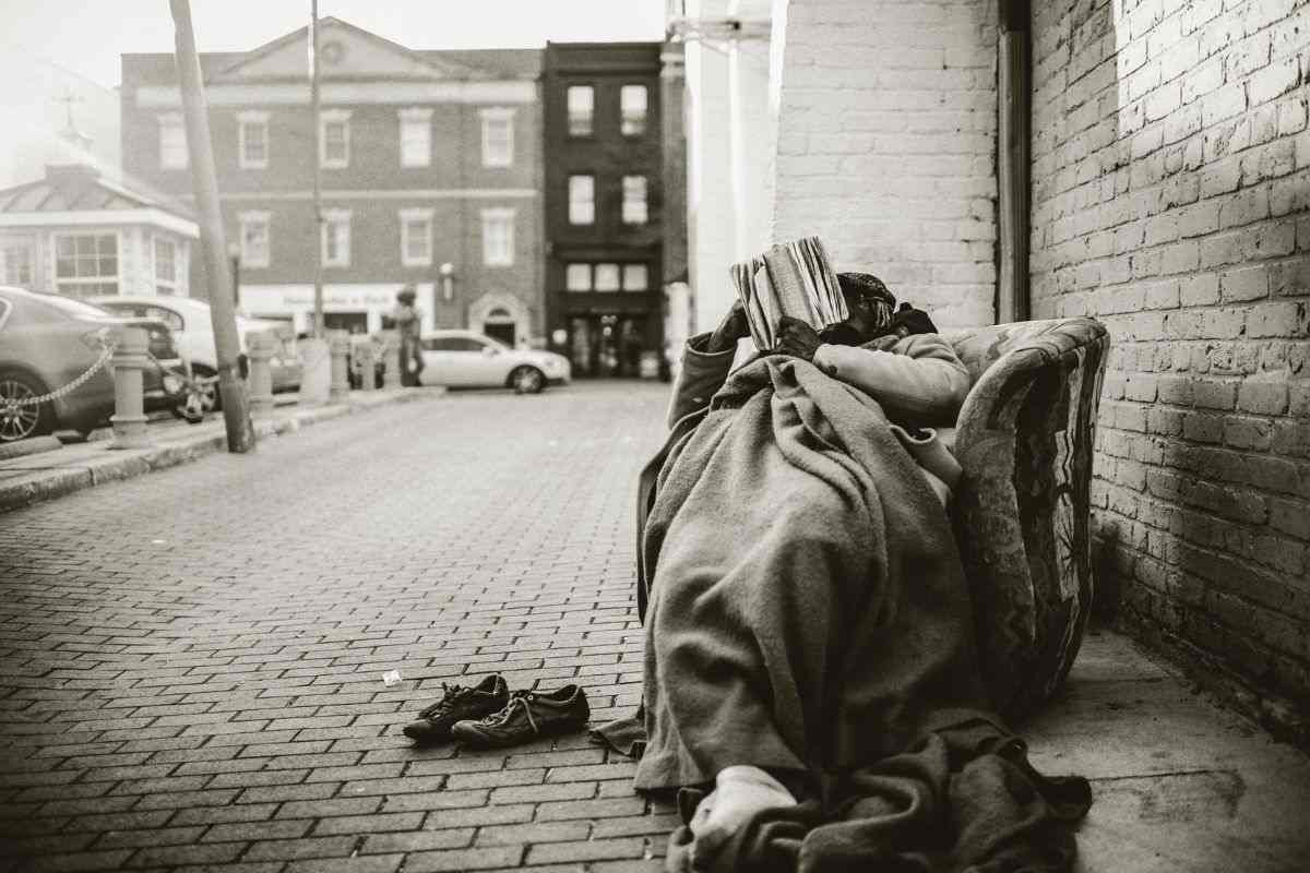 Gli strappano la cucciola davanti agli occhi: “Ridategli il suo cane”