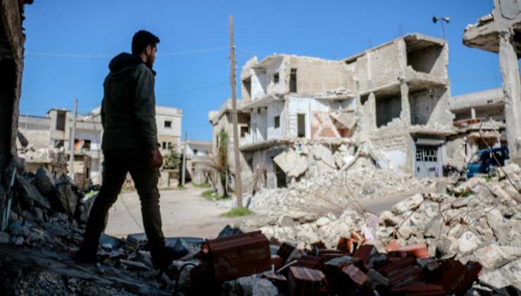 uomo tra le macerie di Gaza