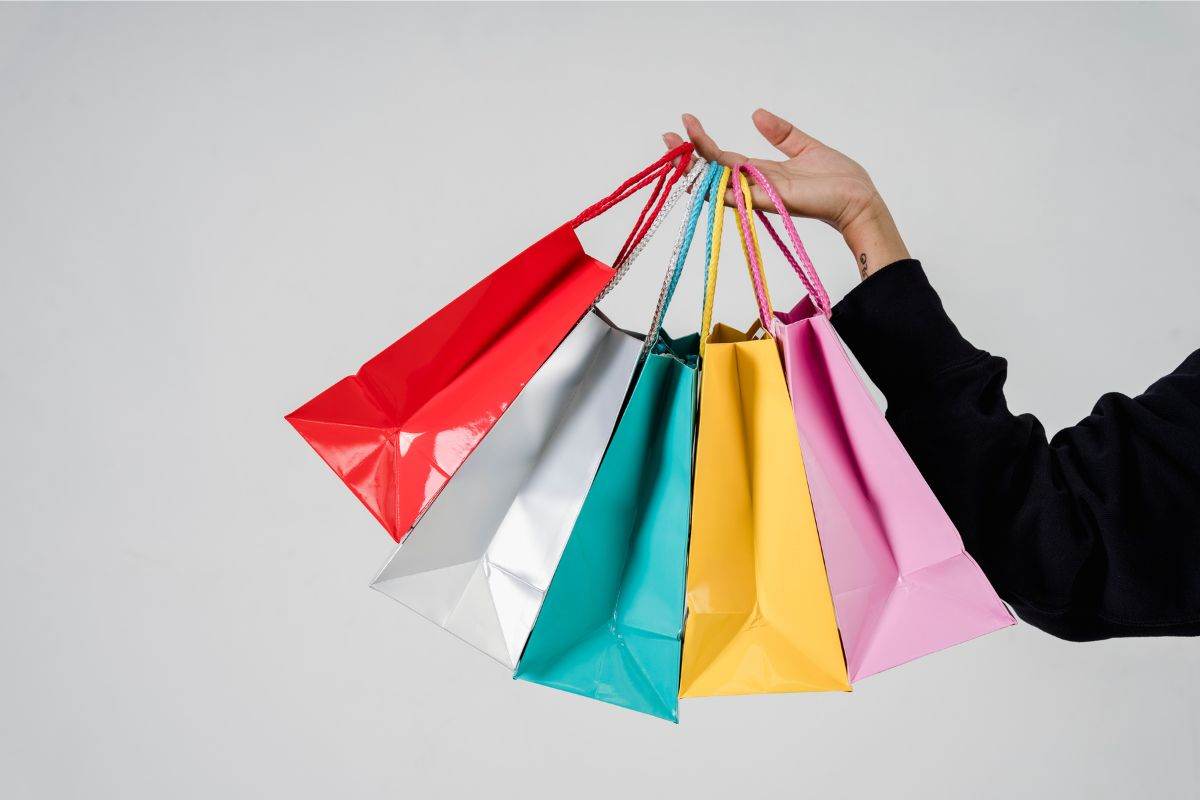 gatto e buste di carta