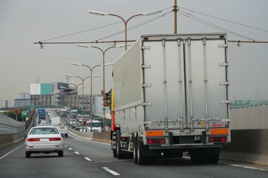 Furgone in autostrada