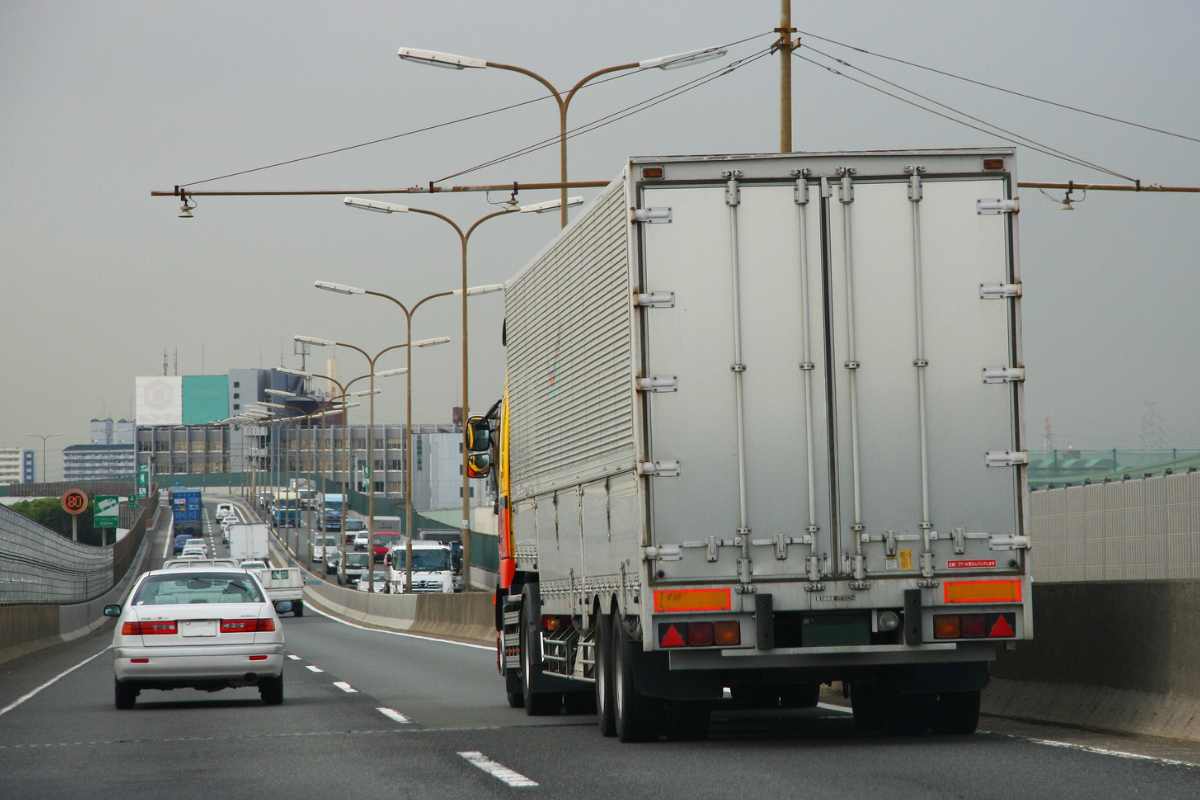 Furgone in autostrada