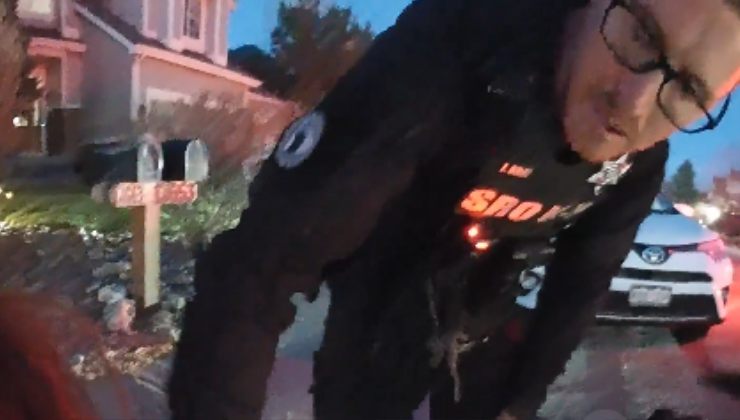 Il poliziotto parla con la bimba