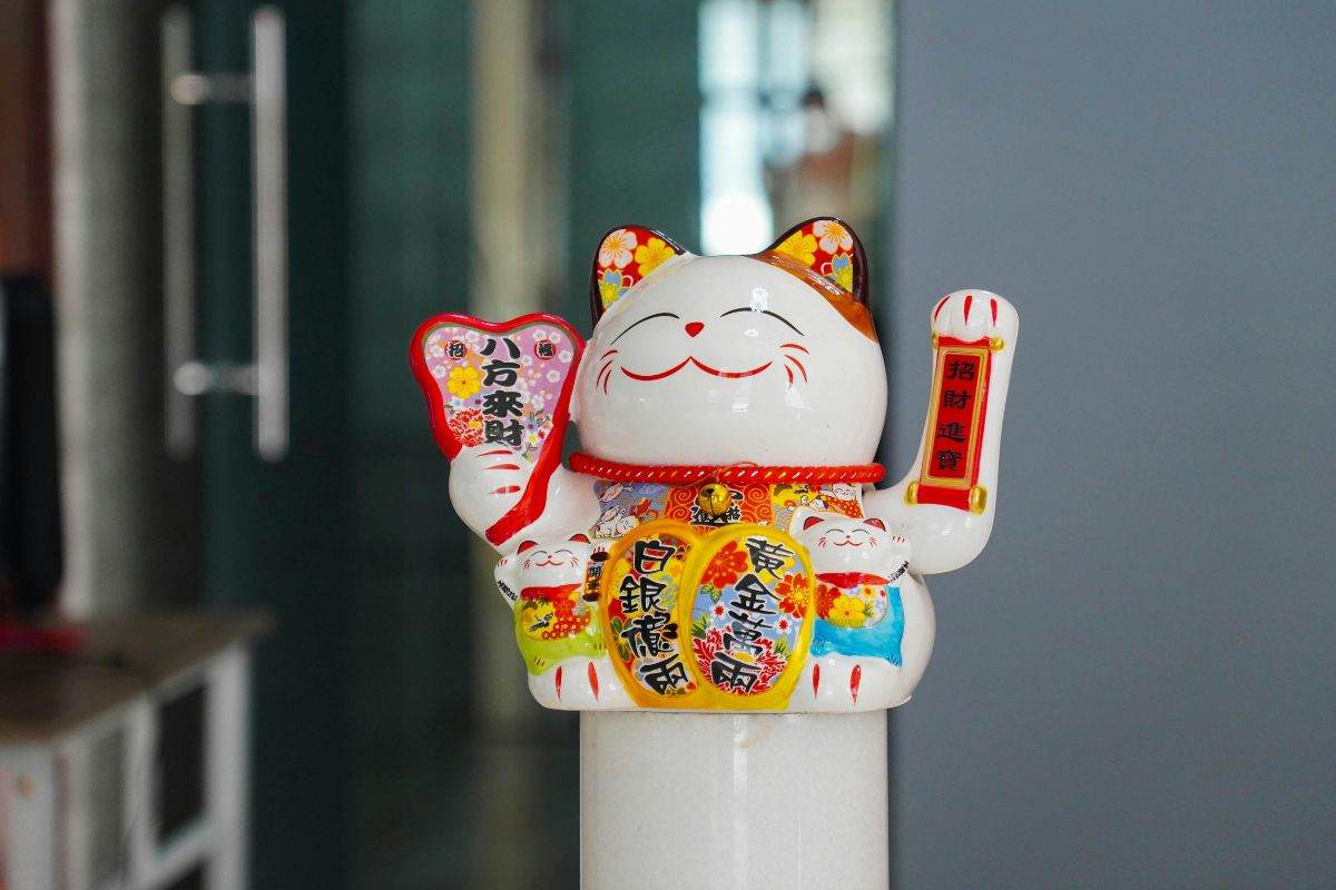 Maneki Neko: storia e curiosità del gatto portafortuna giapponese