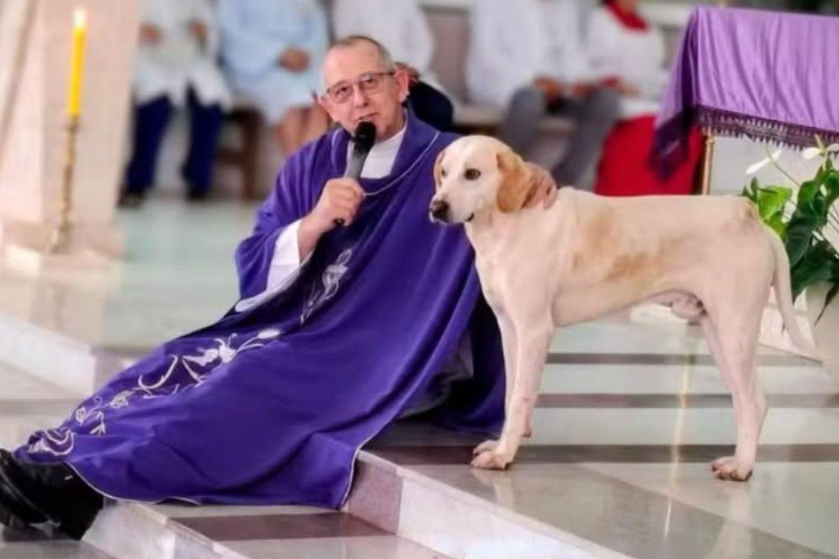Il cane che ascolta il Vangelo: la straordinaria storia di Caramelo