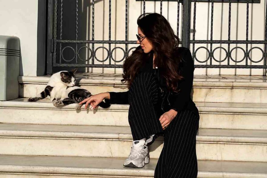 gatto e donna su scale