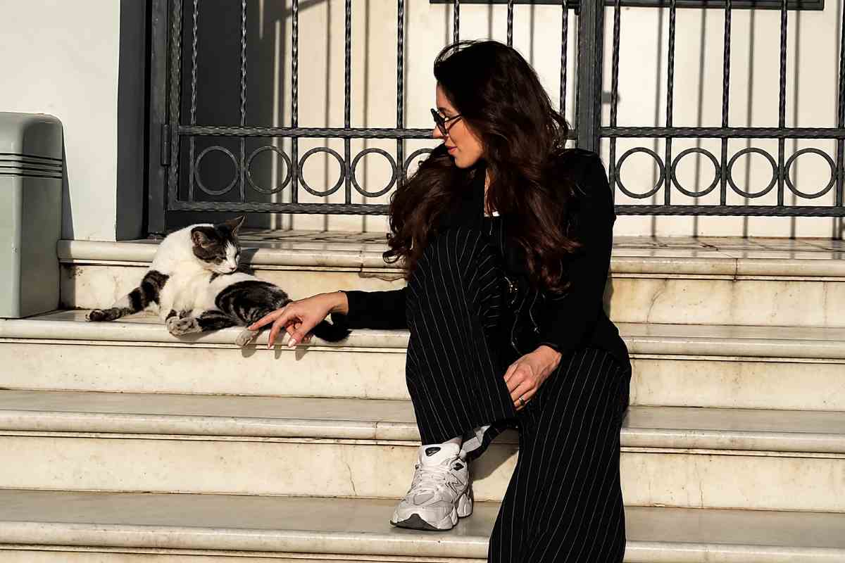 gatto e donna su scale