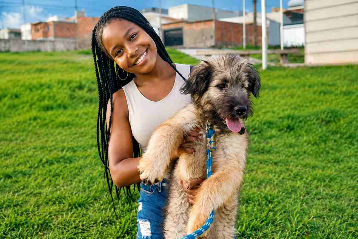 donna felice con cane
