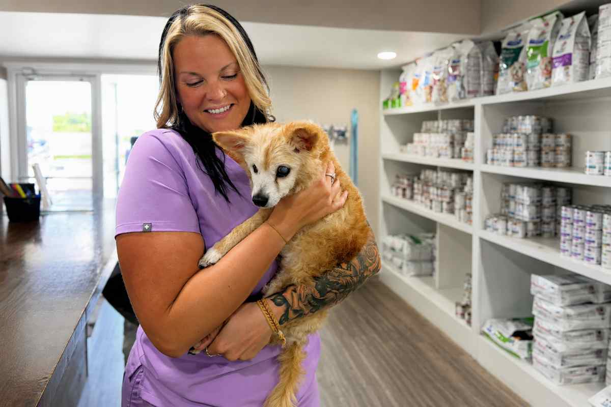 donna con cane anziano