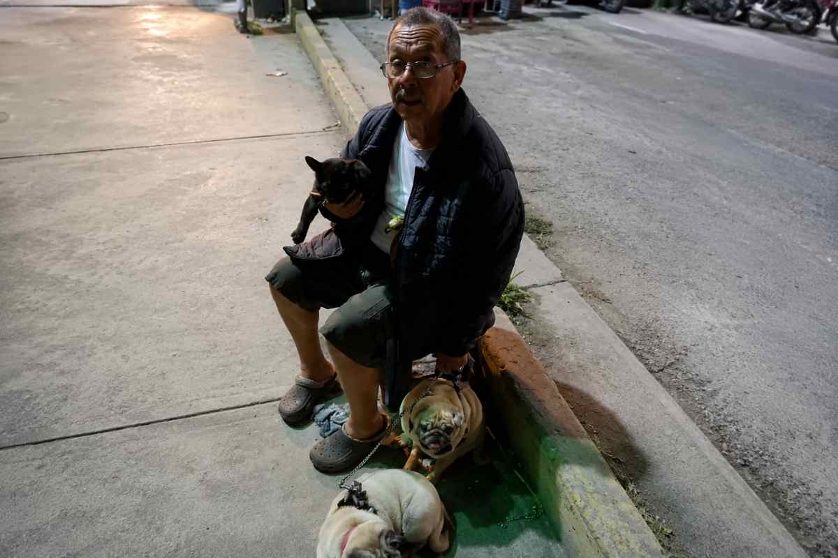 «Siamo tutti qui, stiamo bene»: il commovente racconto dell’anziano che ha salvato i suoi animali